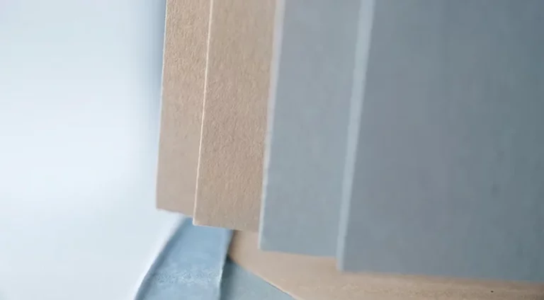 Fogli di carta colorati sovrapposti, copertina del confronto tra Zoho One e HubSpot