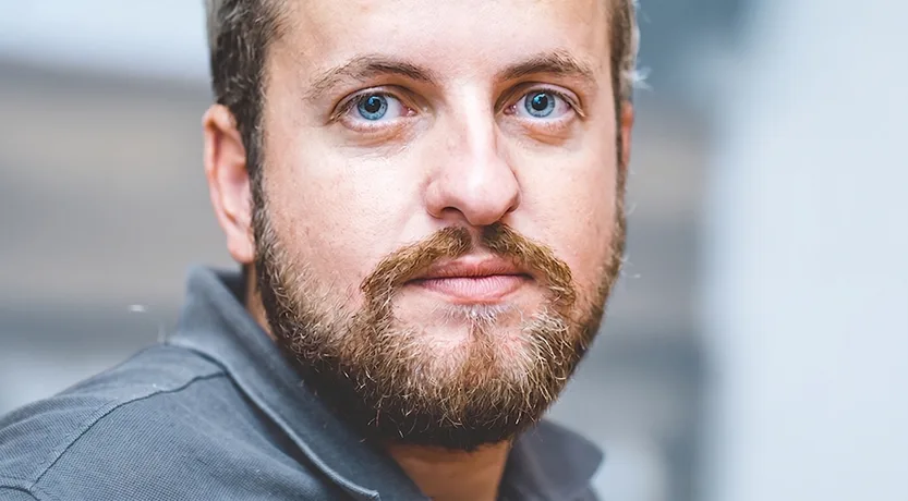 Primo piano di un uomo con la barba, ritratto a corredo del confronto tra Zoho One e HubSpot