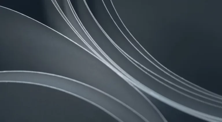 Curve chiare astratte su fondo grigio scuro, copertina del confronto tra Zoho One e Salesforce per una PMI