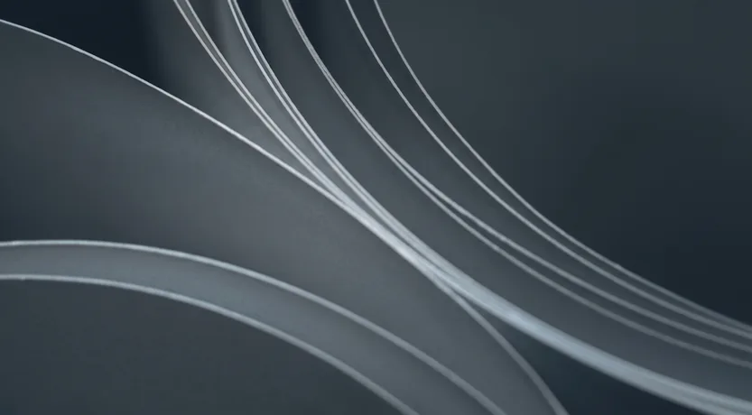 Curve chiare astratte su fondo grigio scuro, copertina del confronto tra Zoho One e Salesforce per una PMI