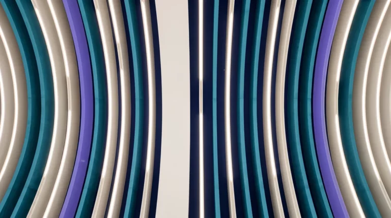 Composizione astratta di fasce curve simmetriche in blu, turchese, viola e panna su fondo chiaro